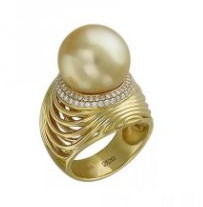 Кольцо с жемчугом и бриллиантами из желтого золота 750 пробы