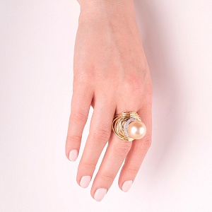 Кольцо с жемчугом и бриллиантами из желтого золота 750 пробы